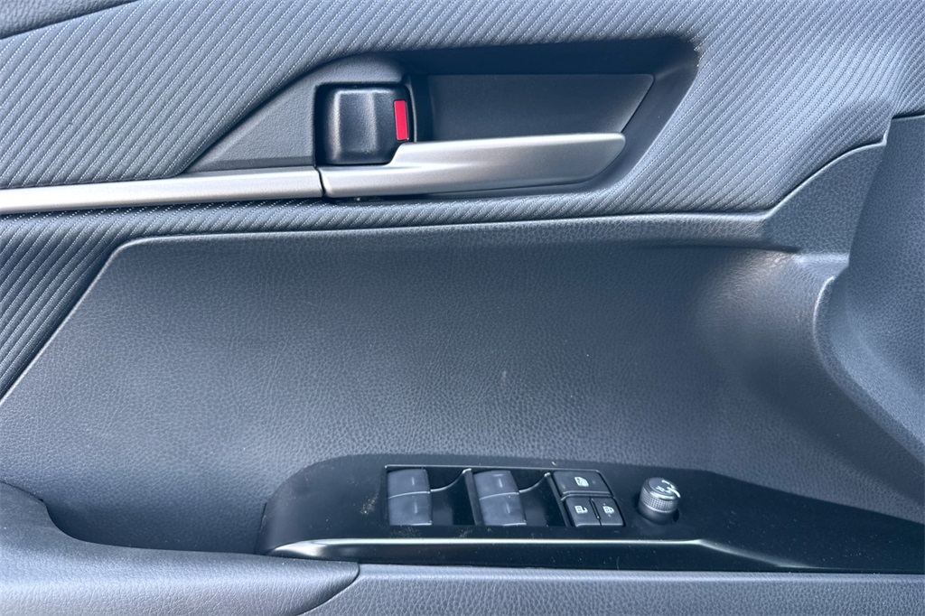 2025 Toyota Camry SE photo 11
