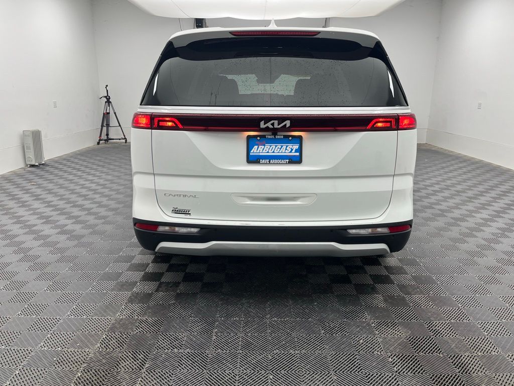 2024 Kia Carnival LX photo 11