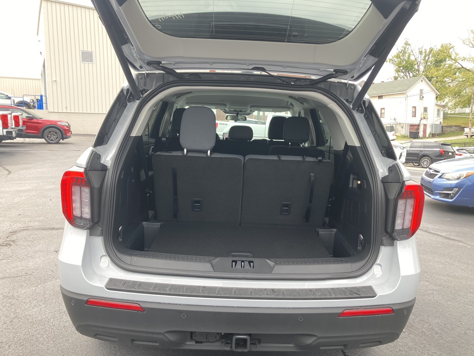 2025 Ford Explorer photo 2