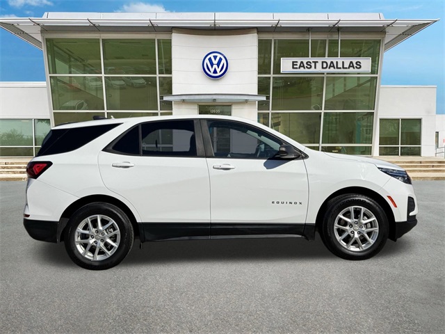 2022 Chevrolet Equinox LS photo 2