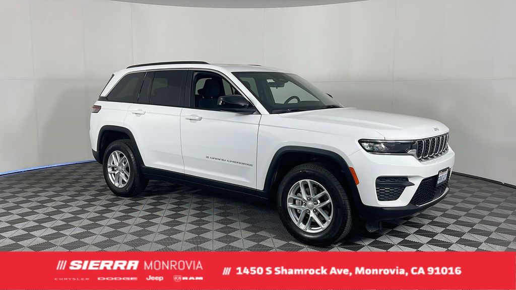 Used 2025 White Jeep Laredo image 1