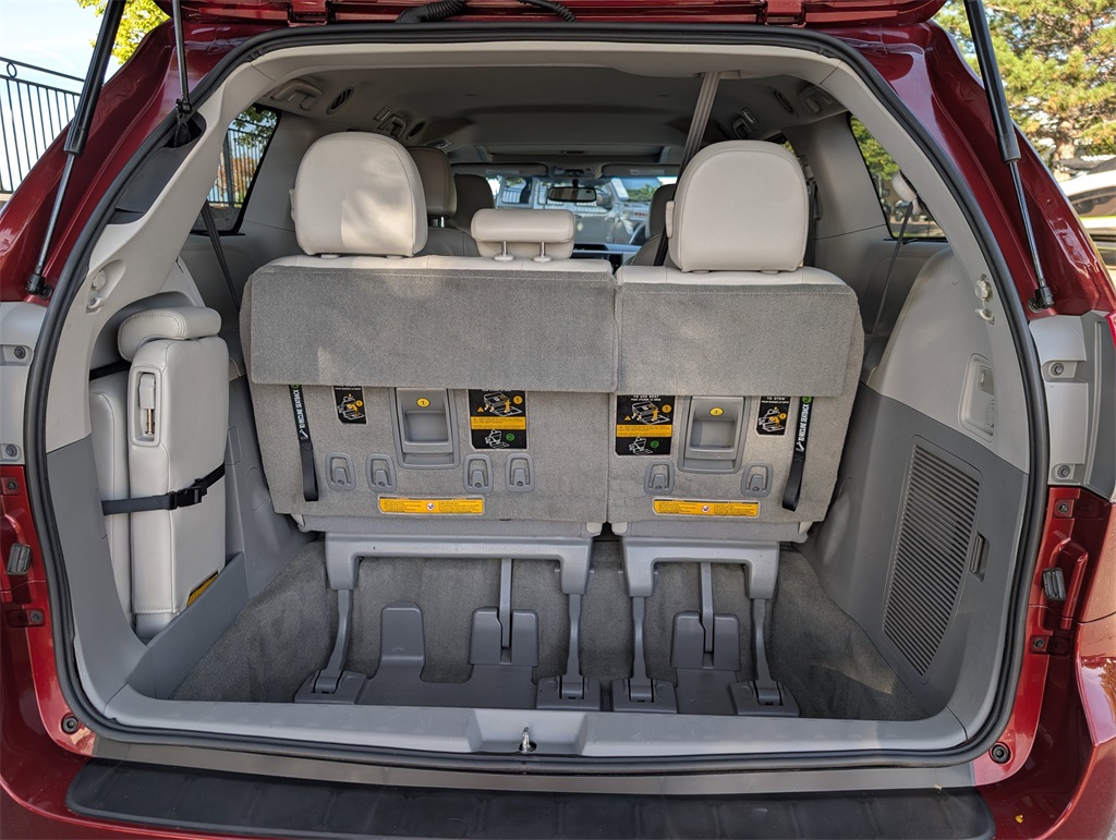2014 Toyota Sienna XLE photo 16