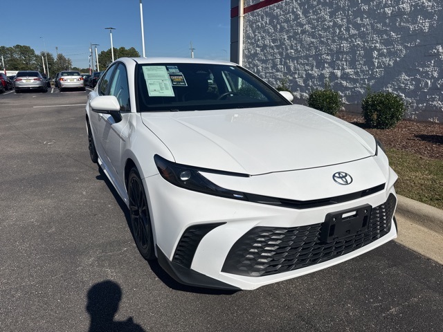2025 Toyota Camry SE's photo