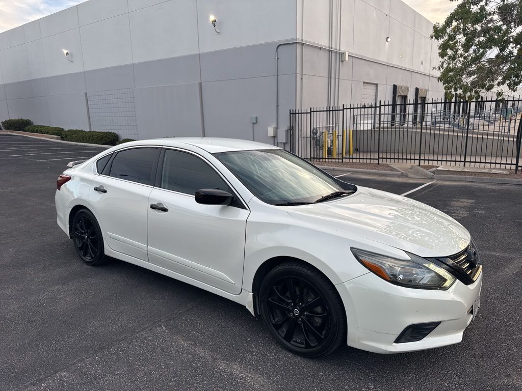 2017 Nissan Altima 2.5 SR photo 2