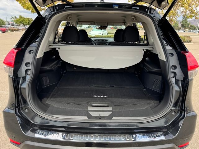 2020 Nissan Rogue SV photo 18