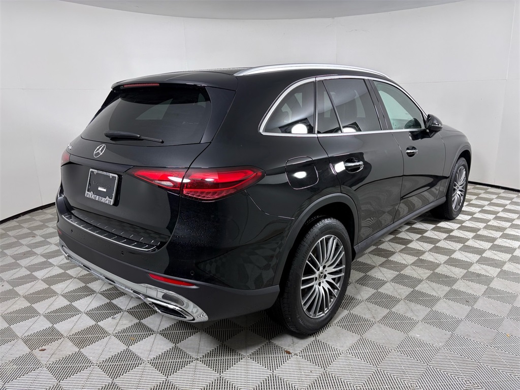 2025 Mercedes Benz GLC 300 photo 4