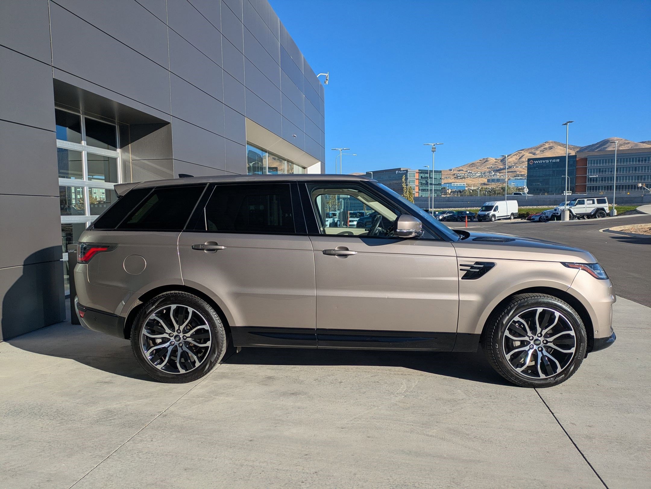 2021 Land Rover Range Rover Sport HSE Silver Edition photo 2