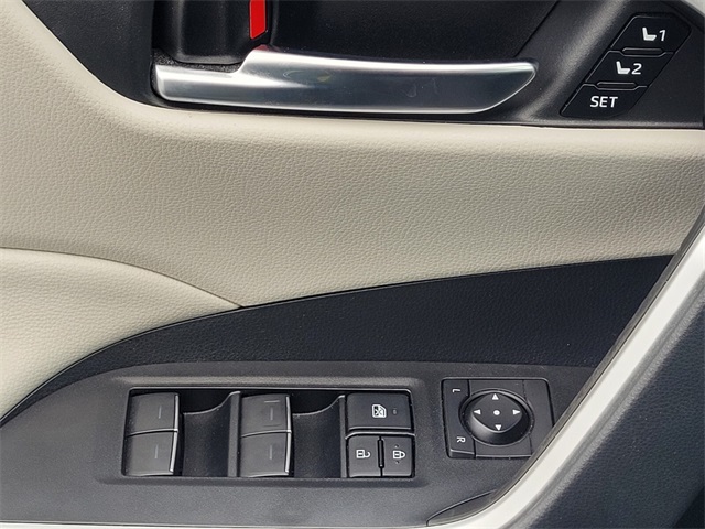 2022 Toyota RAV4 Hybrid XLE Premium photo 27