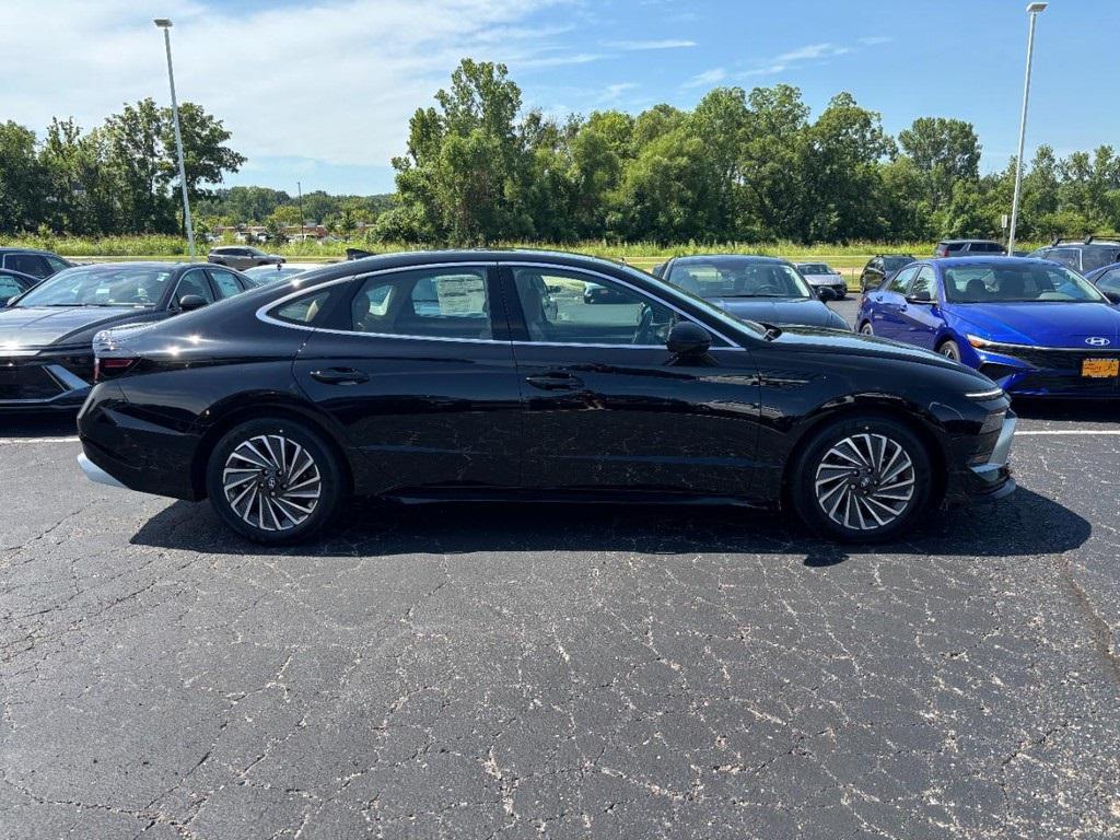 2025 Hyundai Sonata Hybrid Limited photo 2