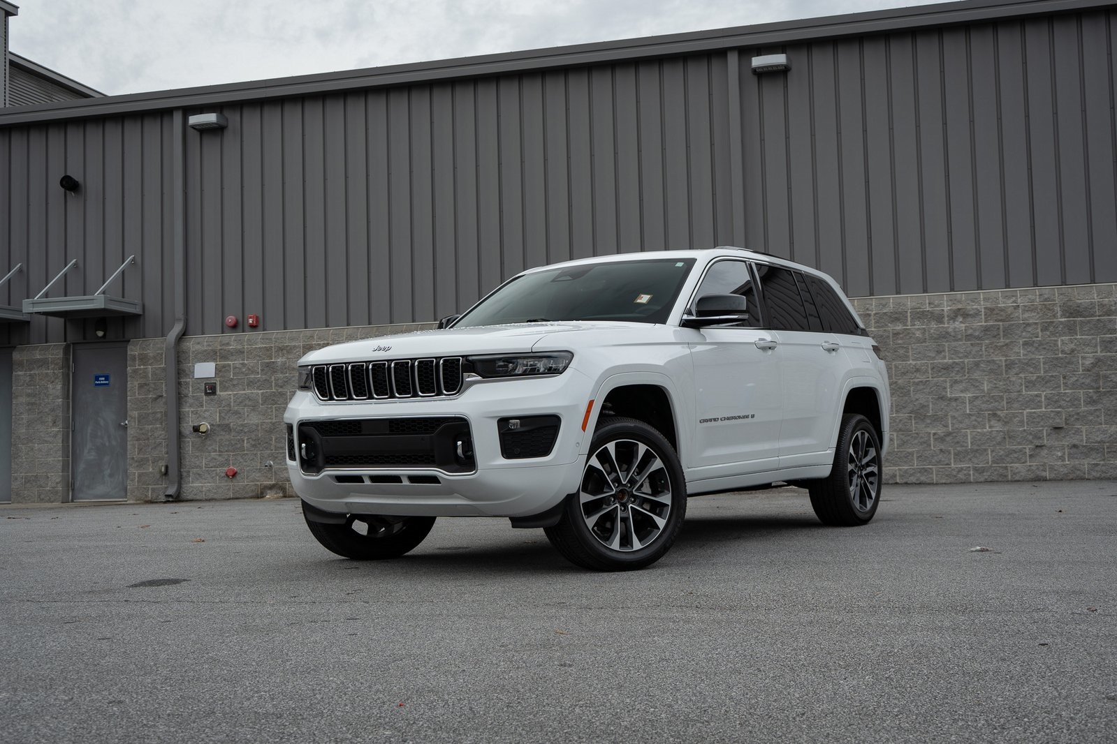 2023 Jeep Grand Cherokee Overland's photo