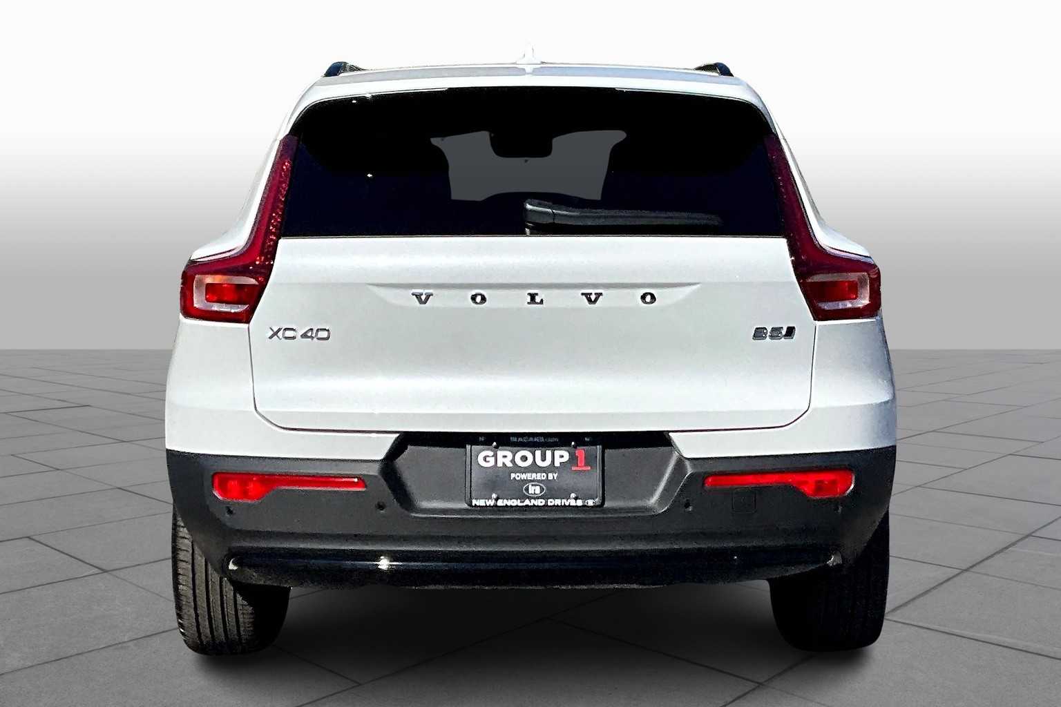2025 Volvo XC40 Plus photo 4
