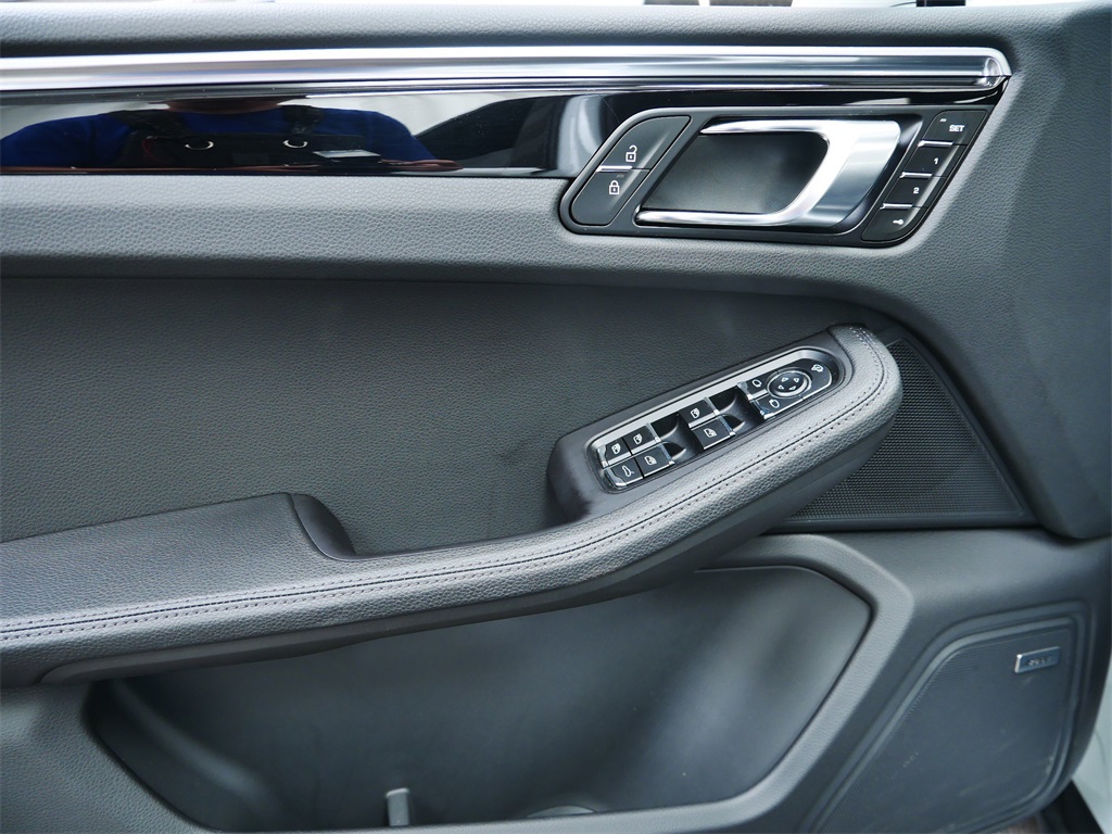2024 Porsche Macan photo 10