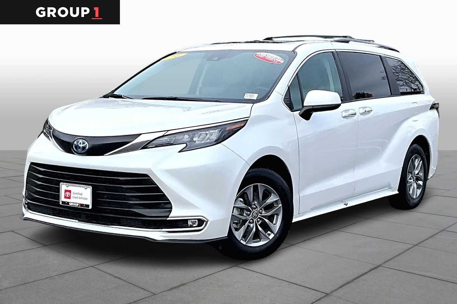 2024 Toyota Sienna XLE's photo