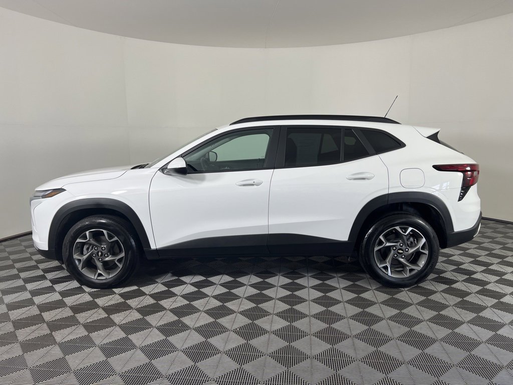 2025 Chevrolet Trax LT photo 24