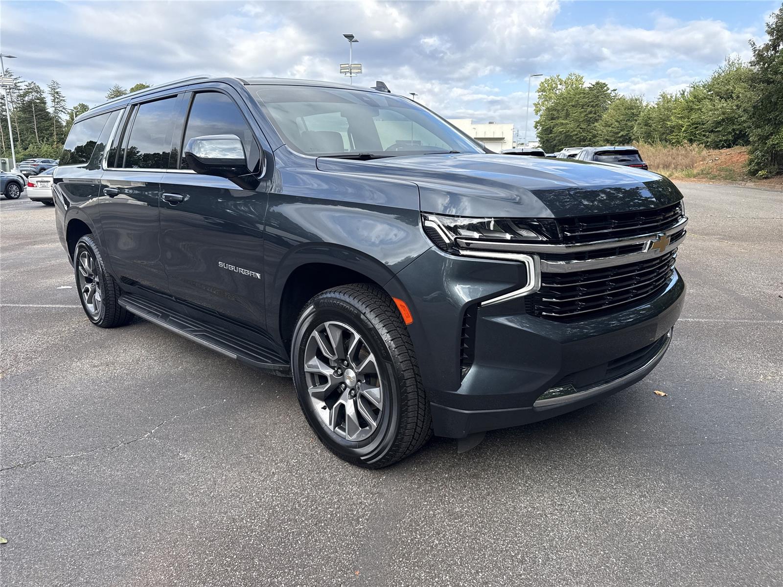 2021 Chevrolet Suburban 1500 LT photo 4