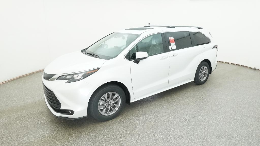2025 Toyota Sienna XLE's photo