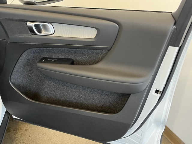 2025 Volvo XC40 Plus photo 29