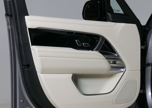 2025 Land Rover Range Rover SE photo 16