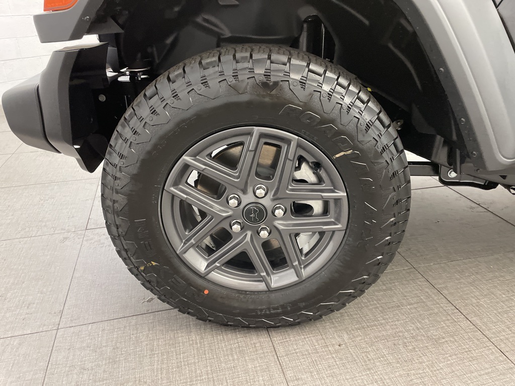 2025 Jeep Wrangler photo 5