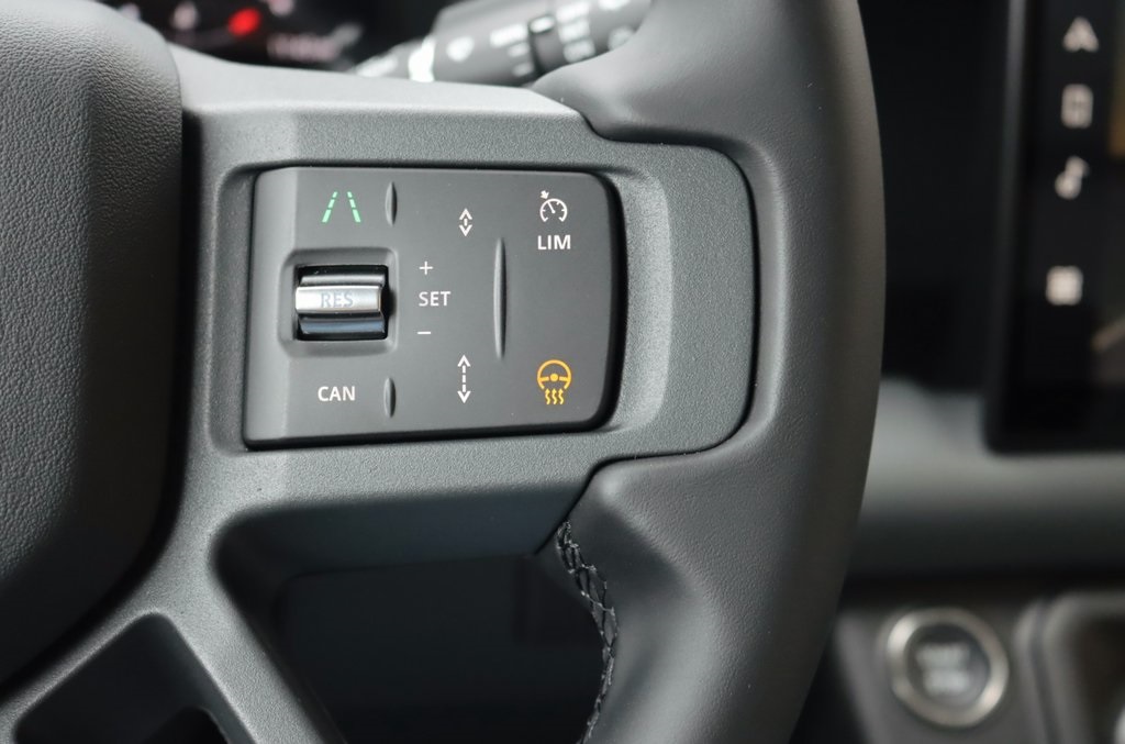 2025 Land Rover Defender 110 X-Dynamic SE photo 15