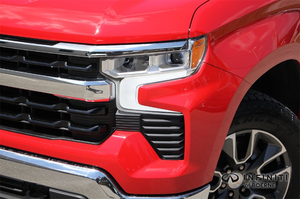 2022 Chevrolet Silverado 1500 LT photo 2