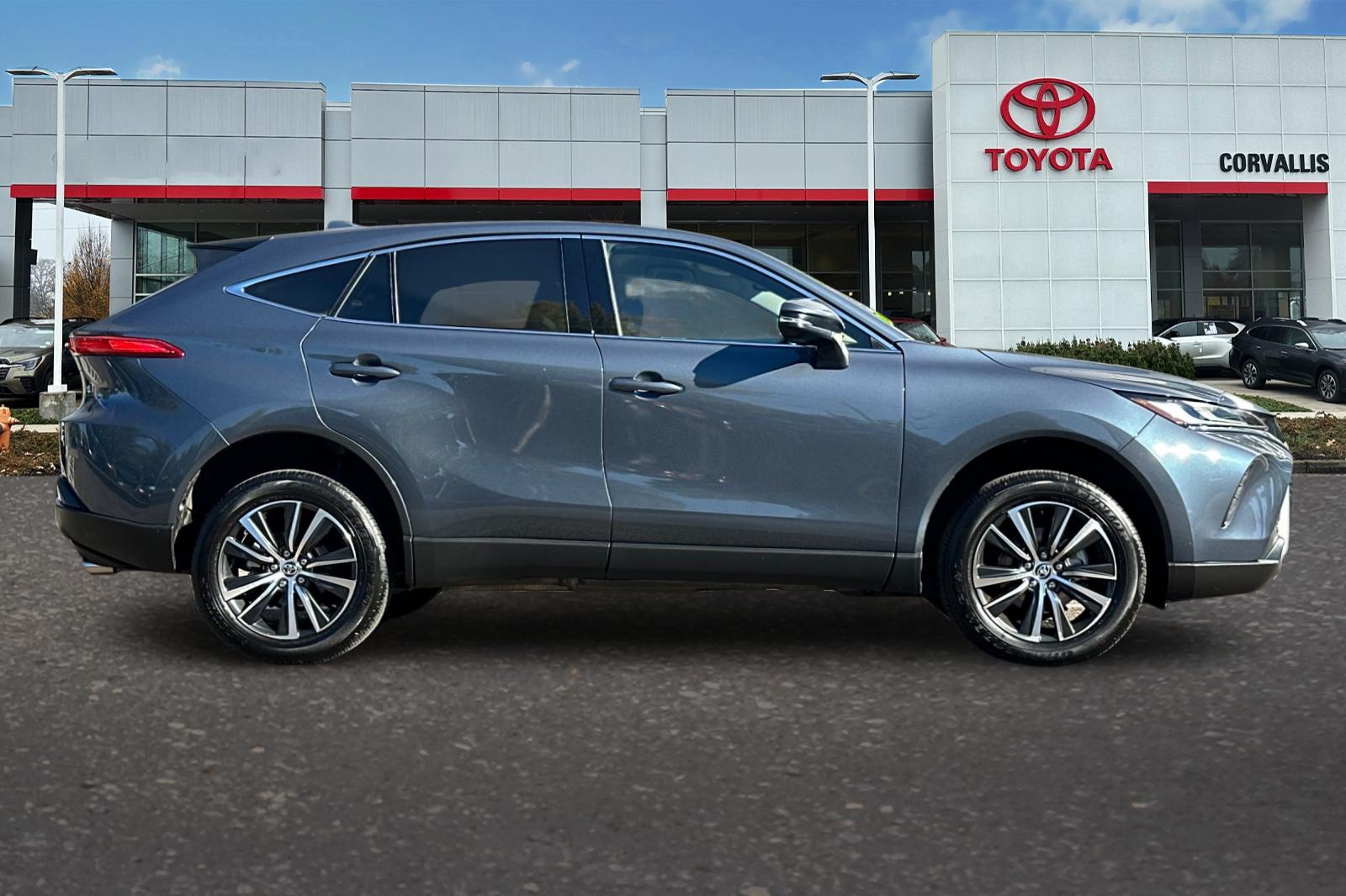 2024 Toyota Venza LE photo 2