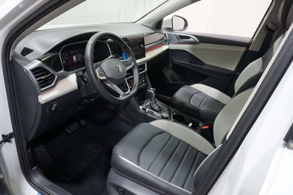 2025 Volkswagen Taos SEL photo 8