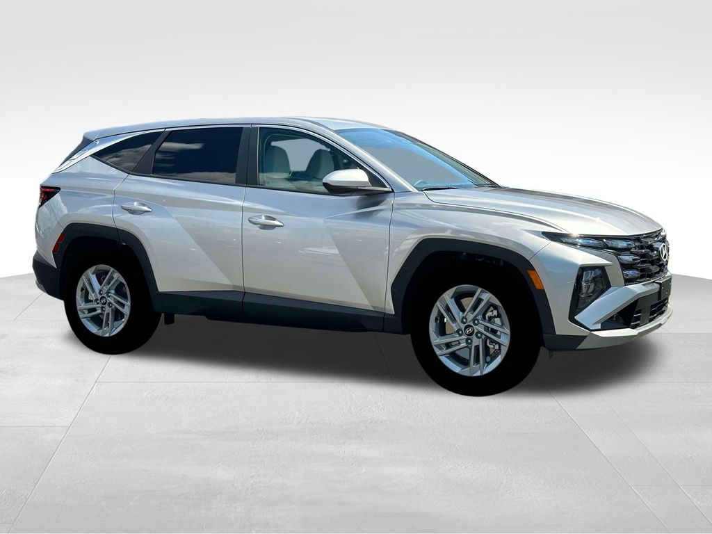 2025 Hyundai Tucson SE photo 10