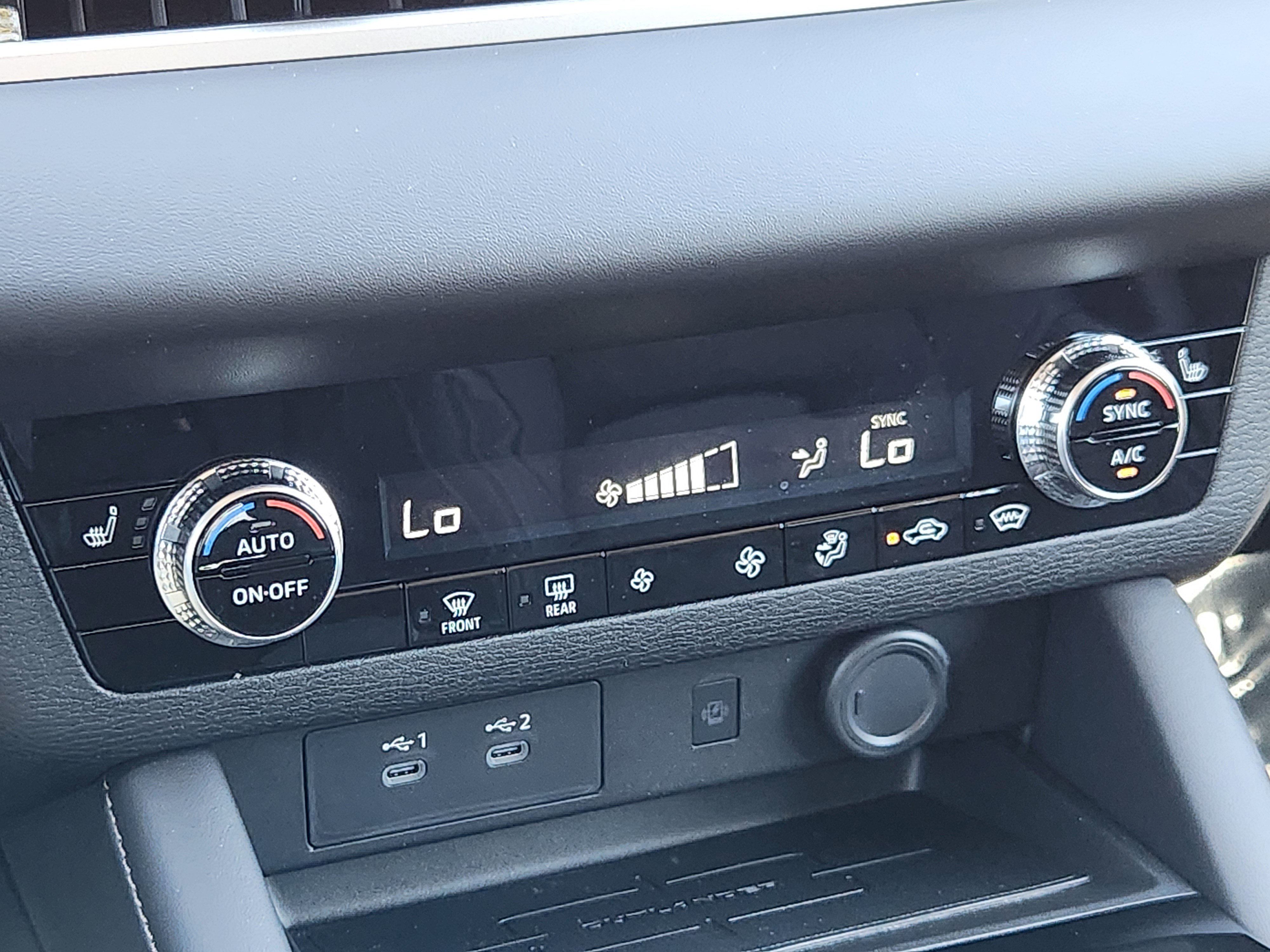 2025 Mitsubishi Outlander SE photo 4