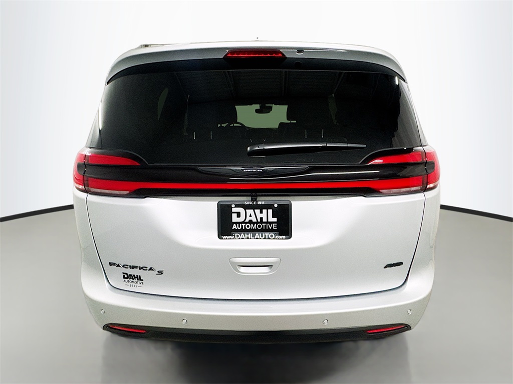 2026 Chrysler Pacifica photo 2