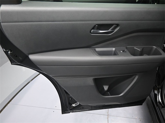 2025 Nissan Pathfinder SV photo 4