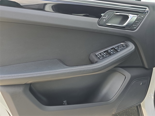 2022 Porsche Macan Base photo 25