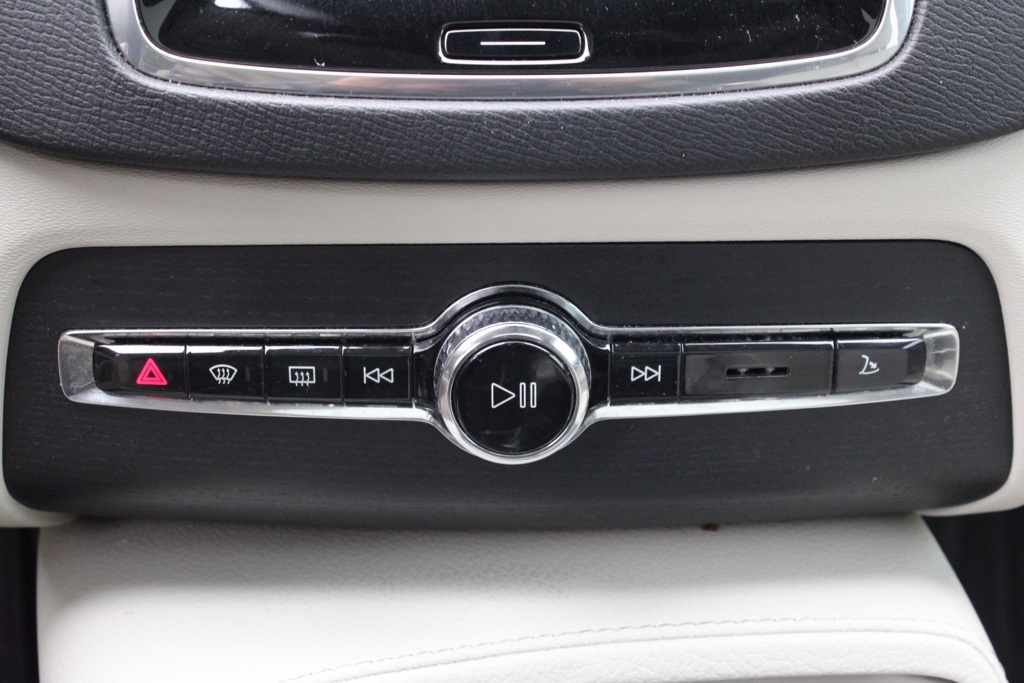 2020 Volvo XC90 T5 Momentum photo 19
