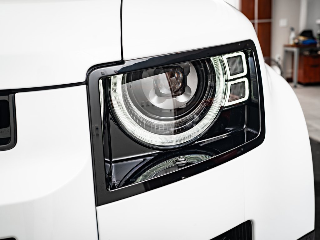 2025 Land Rover Defender 110 X-Dynamic SE photo 13