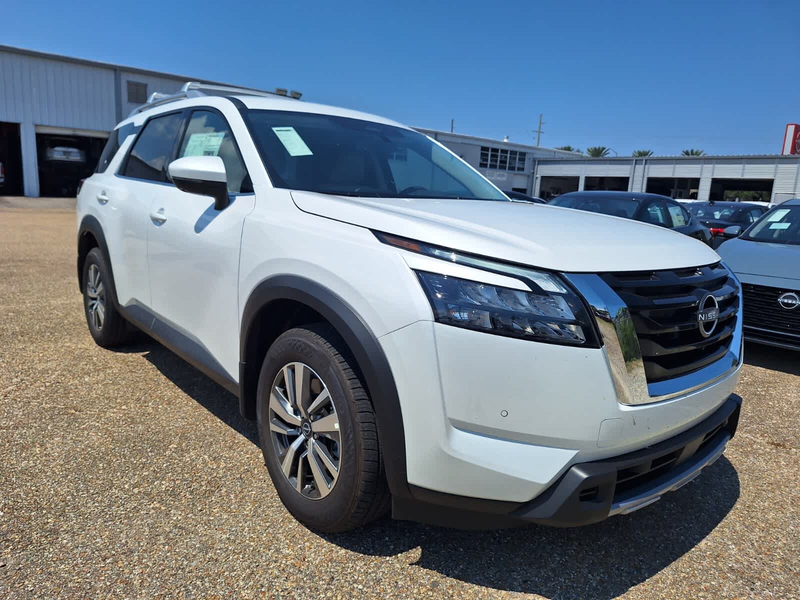 2025 Nissan Pathfinder SL photo 7