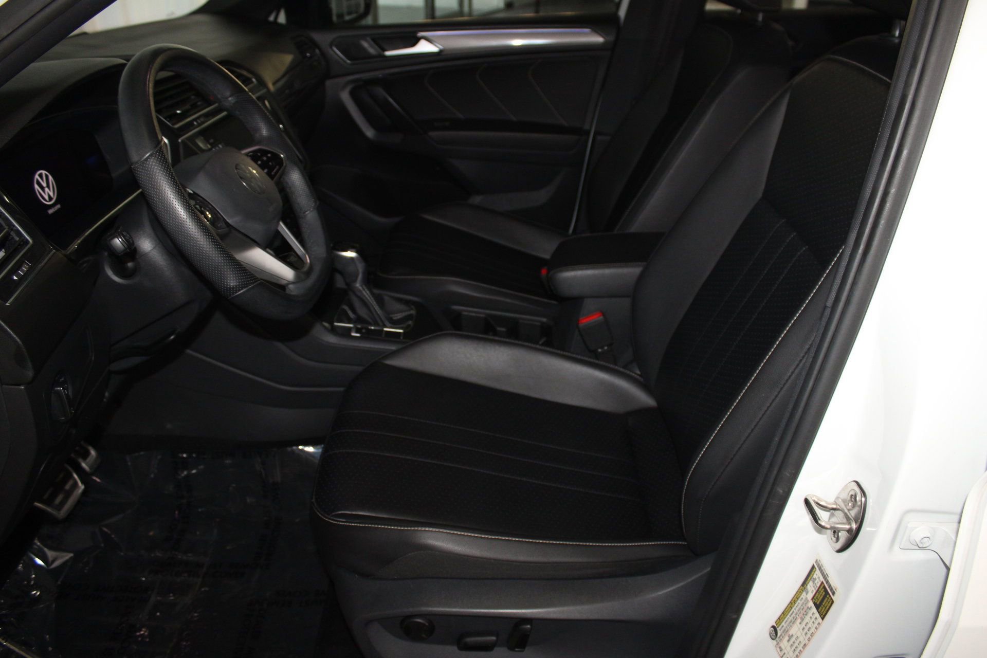 2022 Volkswagen Tiguan SE R-Line Black photo 18