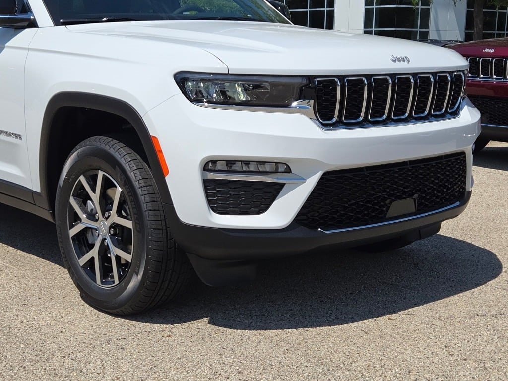 2025 Jeep Grand Cherokee Limited photo 3