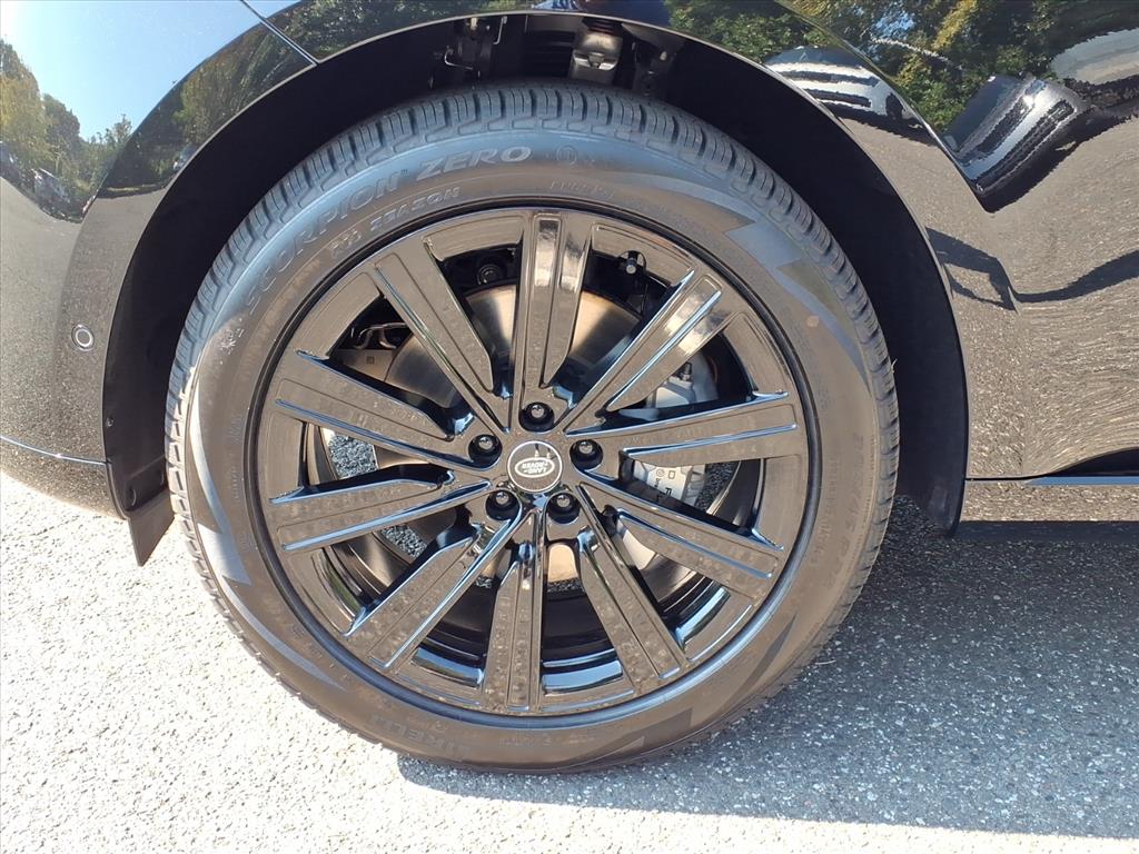 2025 Land Rover Range Rover SE photo 9