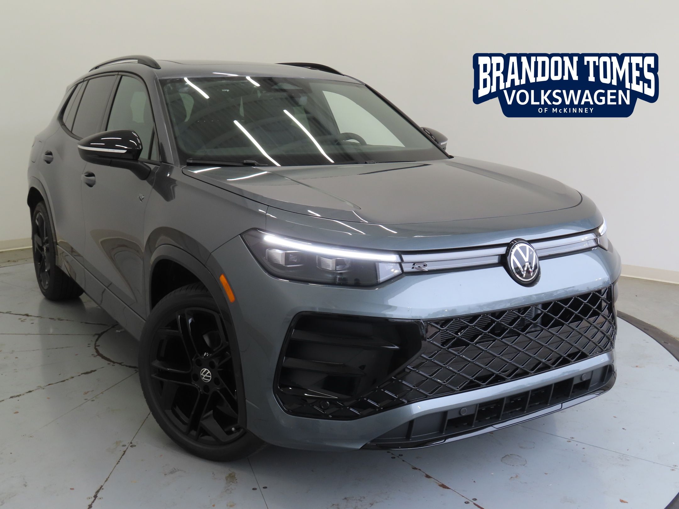 2026 Volkswagen Tiguan SE R-LINE BLACK's photo