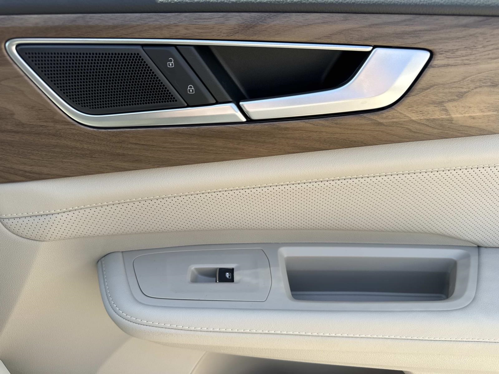 2025 Volkswagen Atlas SE photo 12
