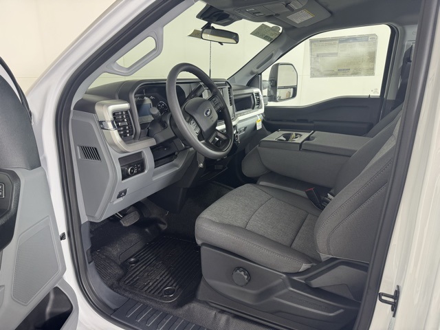 2025 Ford F-600 photo 9