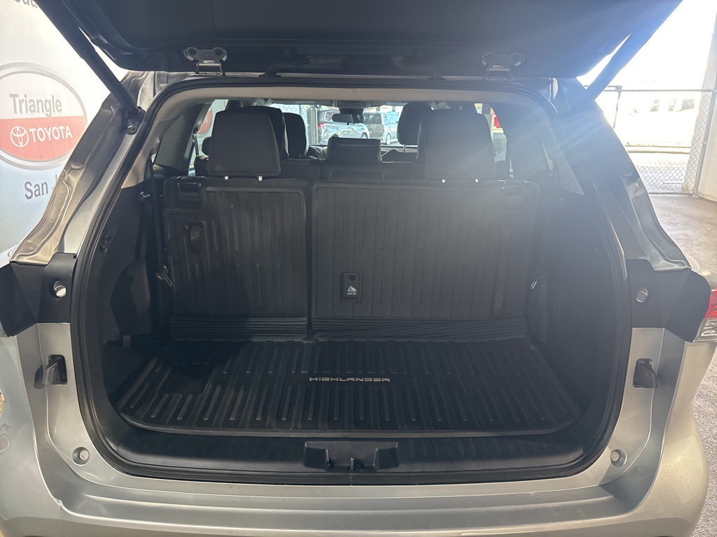 2022 Toyota Highlander LE photo 17
