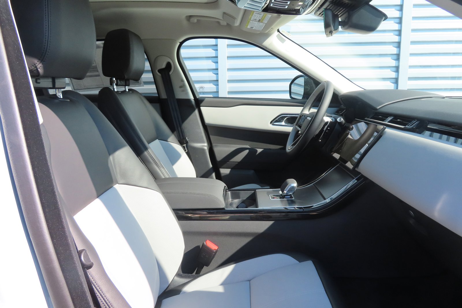 2025 Land Rover Range Rover Velar SE photo 3