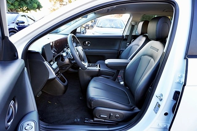 Used 2025 White Hyundai SEL image 13