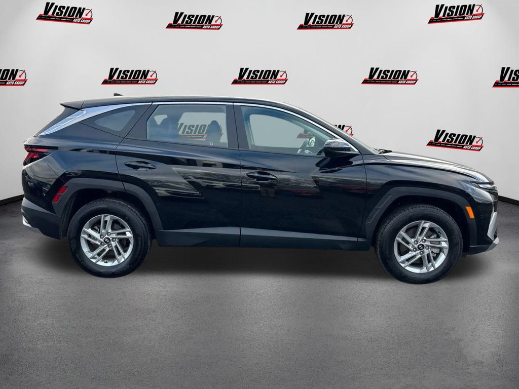 2025 Hyundai Tucson SE photo 4