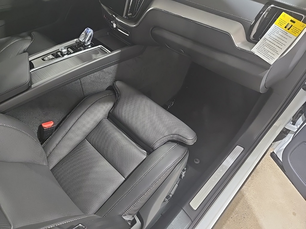 2026 Volvo XC60 B5 Black Edition photo 21