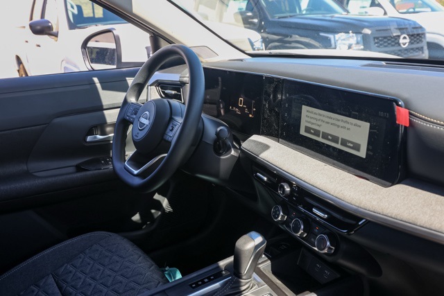 2025 Nissan Kicks SV photo 17
