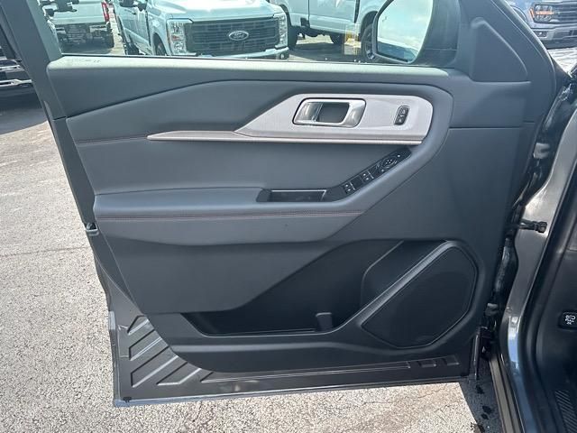 2025 Ford Explorer photo 25