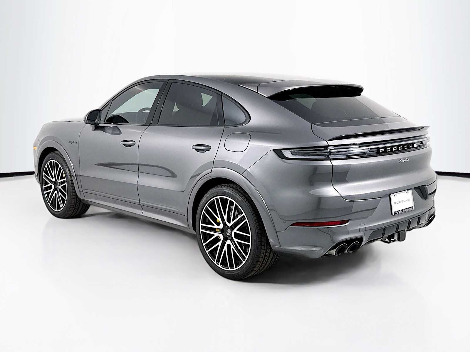 2025 Porsche Cayenne Turbo E-Hybrid photo 3