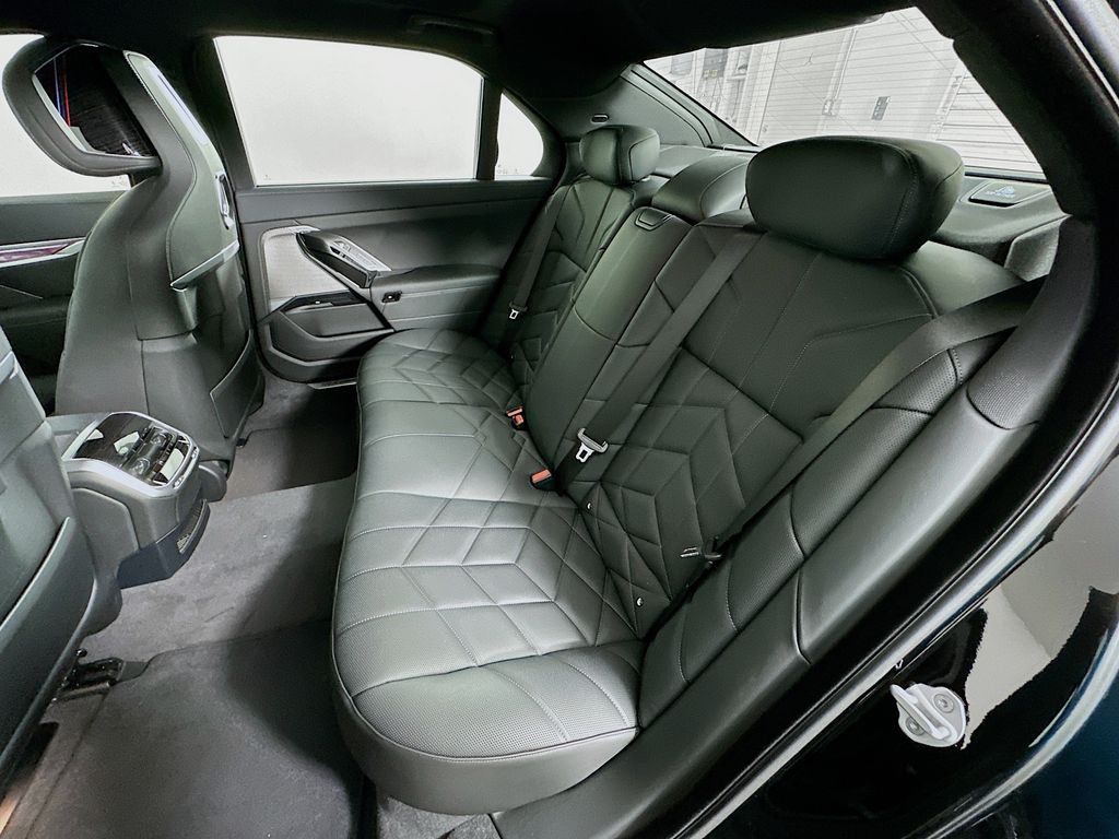 2026 Bmw 750e photo 17